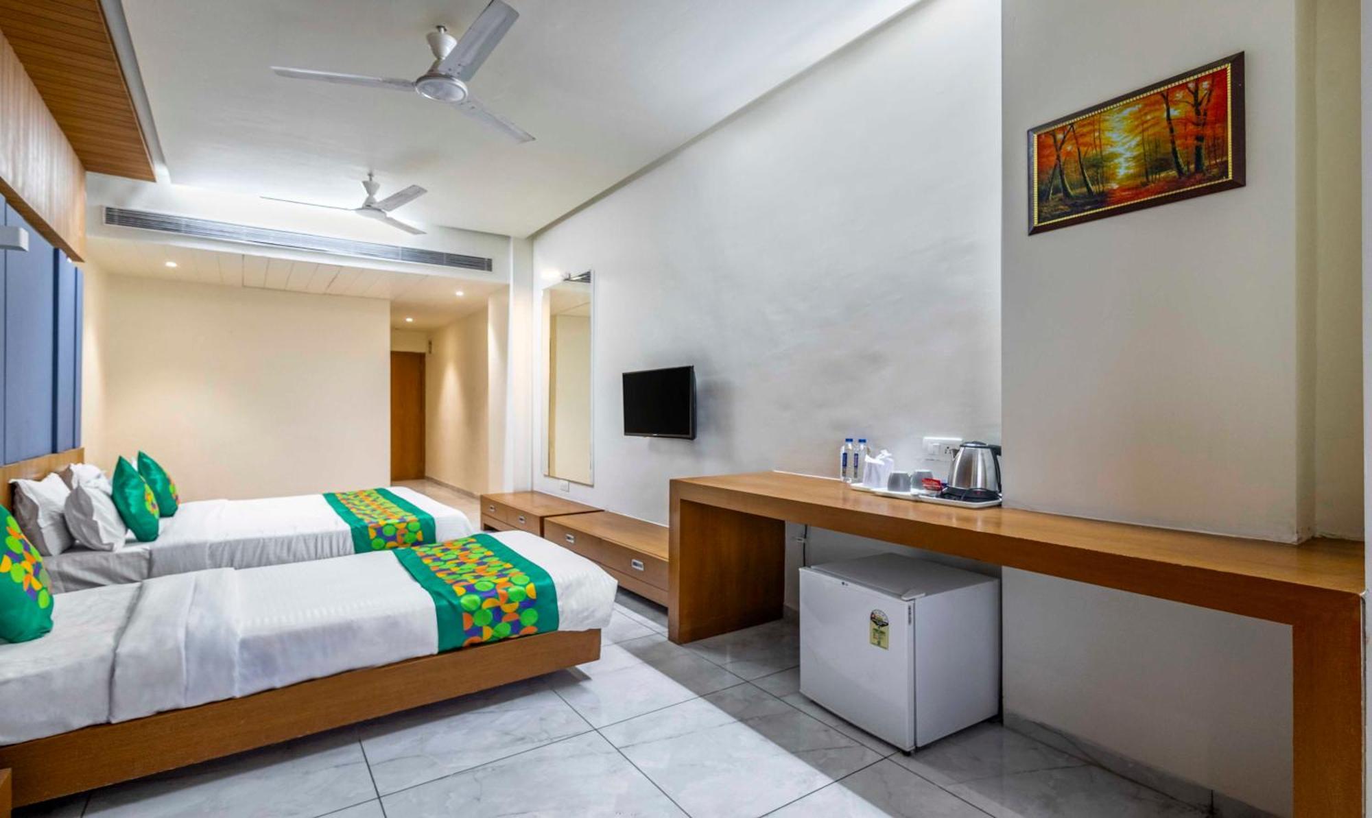 Hotel Treebo Blue Moon Gandhinagar Zewnętrze zdjęcie